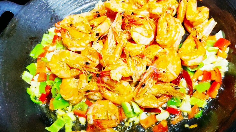 红烧虾,倒入大虾翻炒,炒两分钟即可出锅