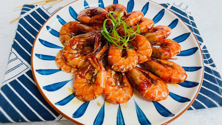 红烧虾,红烧虾色泽红润油亮,虾肉鲜嫩,鲜美无比