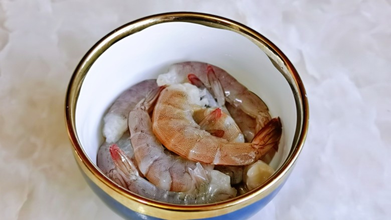 麻辣虾尾,处理<a style='color:red;display:inline-block;' href='/shicai/ 293'>基围虾</a>,食品剪刀剪掉爪子,去头去虾线,冷水冲洗干净。