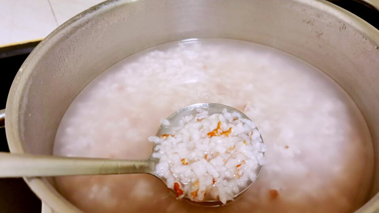 红薯南瓜粥,关火焖10分钟,米粒有点涨大