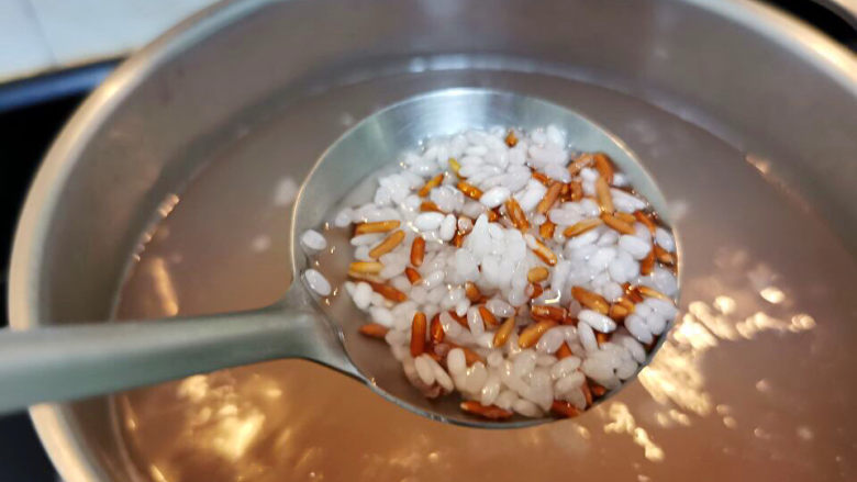 红薯南瓜粥,煮15分钟后,米熟了