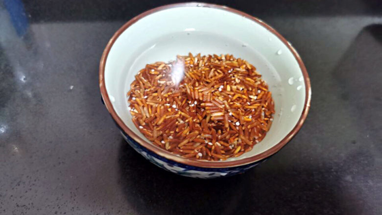 红薯南瓜粥,红米洗净,泡40分钟