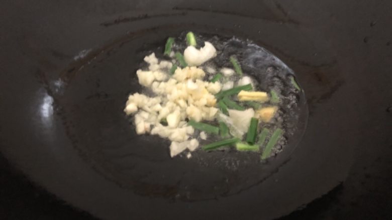 红烧虾,锅里烧干下油,油热下姜葱蒜爆一下