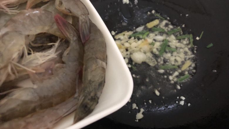 红烧虾,爆香下虾,爆炒变色