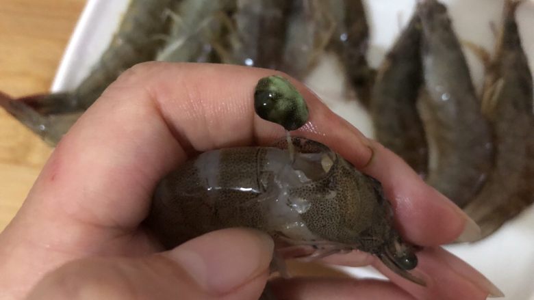 红烧虾,把虾头的屎挤出来、顺着把虾线也拉出来