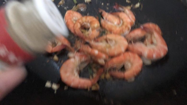红烧虾,胡椒粉翻炒一下