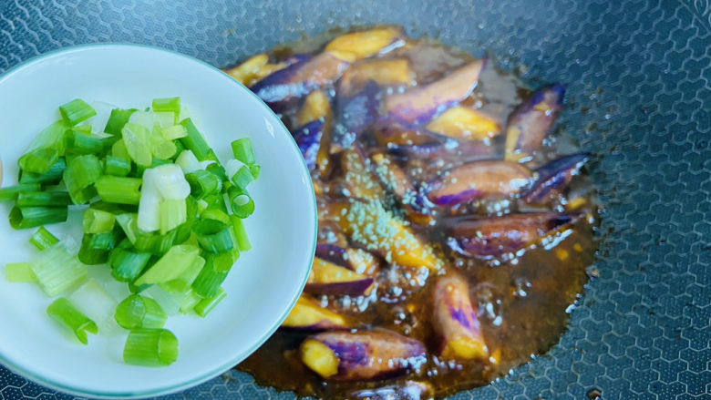 糖醋茄子,入葱花翻炒均匀