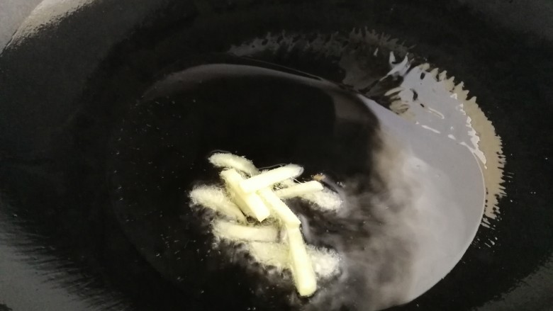 红烧虾,油微热放入姜丝,小火炒出香味。