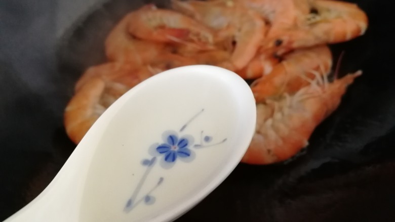 红烧虾,加一汤匙<a style='color:red;display:inline-block;' href='/shicai/ 900'>白酒</a>,文火烹香。