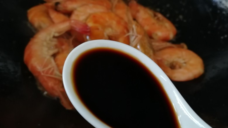 红烧虾,两汤匙<a style='color:red;display:inline-block;' href='/shicai/ 135044'>海鲜酱油</a>上色增鲜,文火翻炒出虾黄。