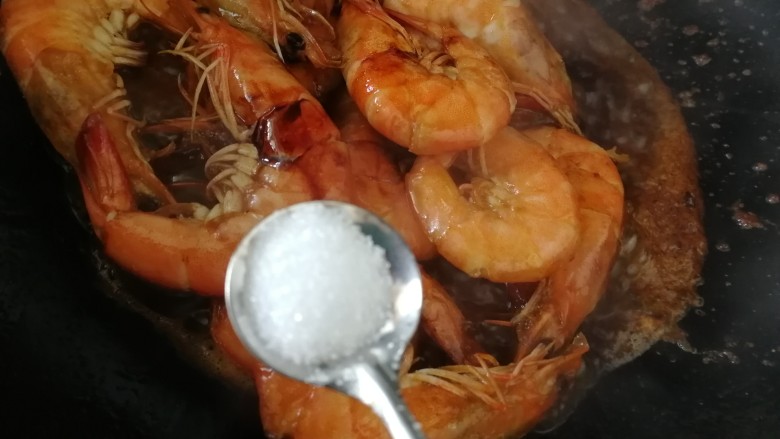红烧虾,加半小勺盐文火炒匀增味,撒上些葱花即可。