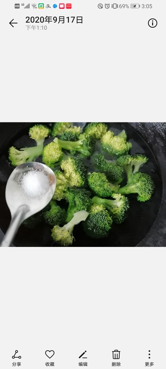 干锅西兰花,将西兰花焯下水,放少许盐可以使其更翠绿。