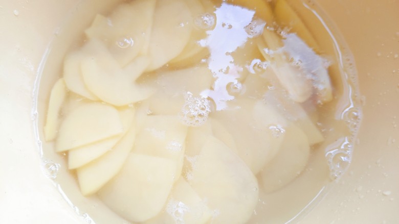 青椒土豆片,如果怕土豆氧化变色,可以一边切一边将土豆浸泡在清水内