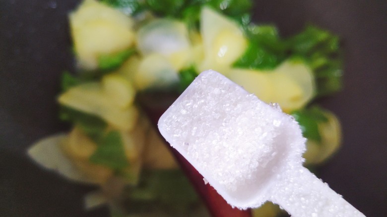 青椒土豆片,加一小勺细砂糖,翻炒均匀即可