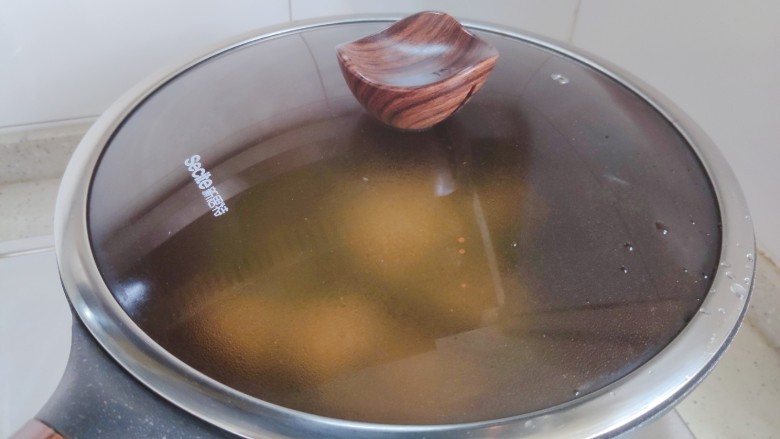 青椒土豆片,盖上锅盖,转小火,焖煮2分钟