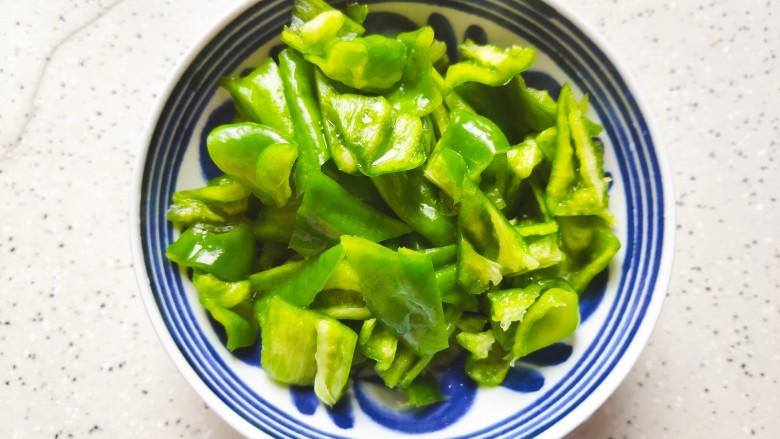 青椒土豆片,青椒去蒂去籽,洗净之后切成小块