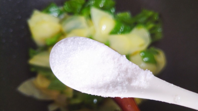 青椒土豆片,待锅内汤汁差不多收紧,加一小勺细盐
