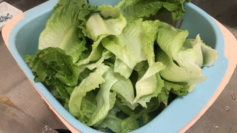 蒜蓉生菜➕柳塘新绿却温柔,生菜掰下叶片,清洗控水备用。如果生菜叶片比较大,可以把它掰成两半