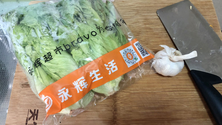 蒜蓉生菜➕柳塘新绿却温柔,食材很简单:<a style='color:red;display:inline-block;' href='/shicai/ 121'>生菜</a>两颗,蒜一头