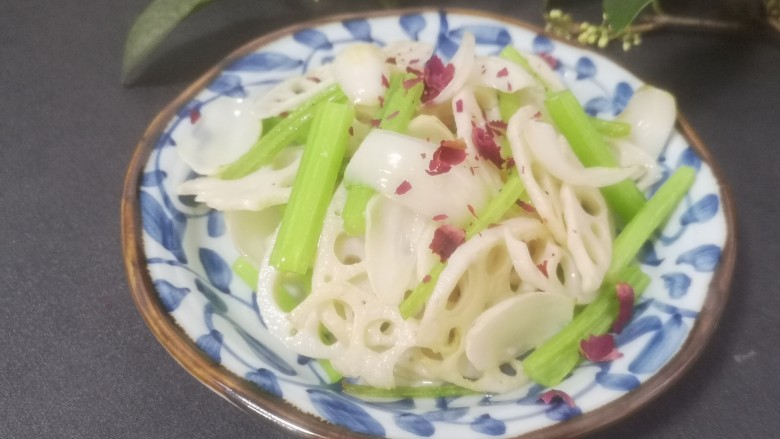 清炒芹菜藕片百合,成品素雅清晰,口感爽脆