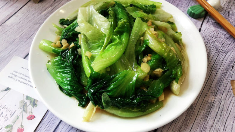 蒜蓉生菜➕柳塘新绿却温柔,装盘上桌,这道菜全程炒完可能也就一分钟,千万注意不要炒久了,生菜软塌就吃不到脆嫩的口感了