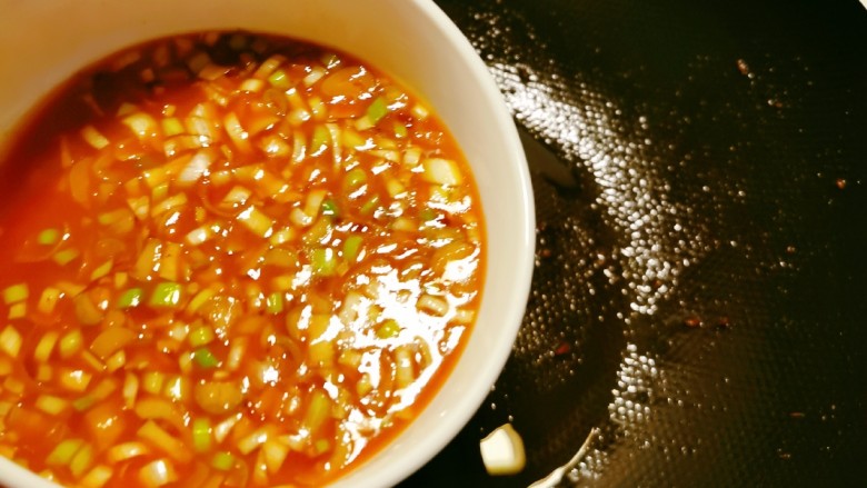 糖醋茄子,锅中的油倒入油碗里炒其它菜食用,将调好的糖醋汁倒入锅中加热