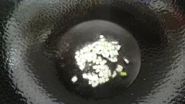 糖醋茄子,锅留余油,放入蒜末葱末爆香