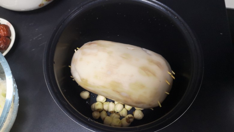 彩色糯米糖藕,先加入莲子(我买的莲子不用泡,泡过煲煮多久都是硬。如亲的莲子需泡后再煮就按常规,也可试下泡与不泡效果)