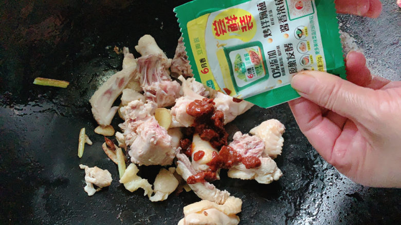 新疆大盘鸡,加入一份<a style='color:red;display:inline-block;' href='/shicai/ 705'>豆瓣酱</a>。正常喝汤的汤勺2~3勺。可以多加一点,一会还要加水稀释。