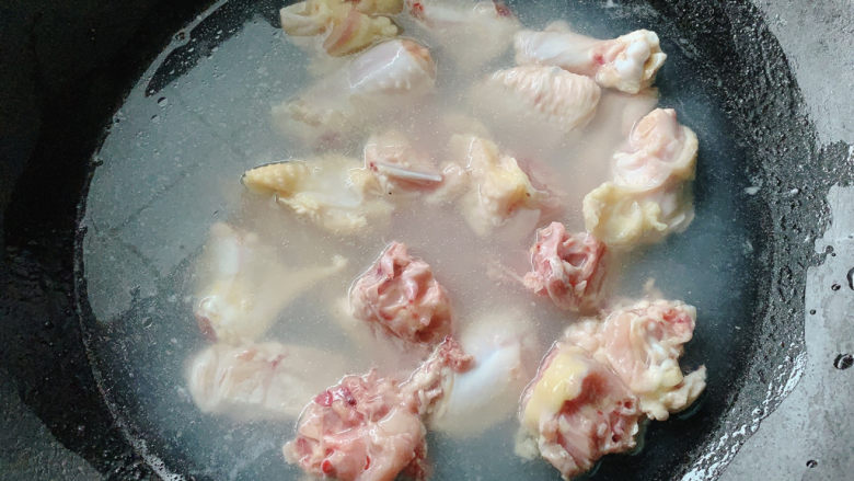 新疆大盘鸡,入沸水中汆烫,去血水与杂质。