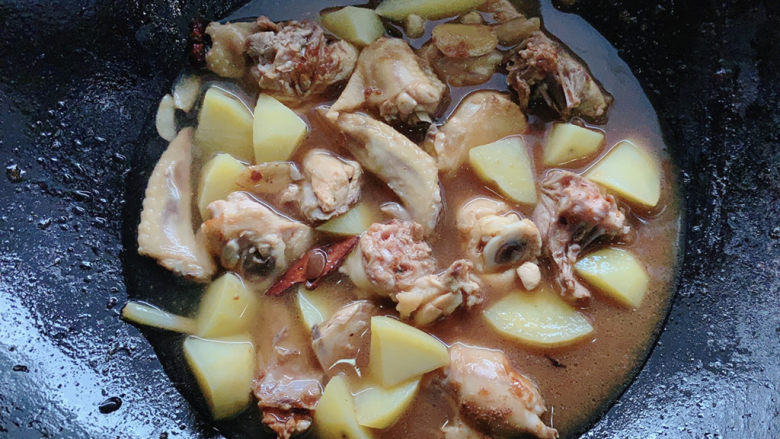 新疆大盘鸡,加入清水,水的分量是需要淹没过食材的,图上是加了第一次的水,后面再次基础上又加了一碗。