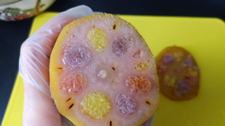彩色糯米糖藕,煮的彩色糯米颜色会因浸煮好没有煮前或蒸熟的米饭亮丽,颜色属粉粉的也一样漂亮,不同烹饪出不同色彩变化