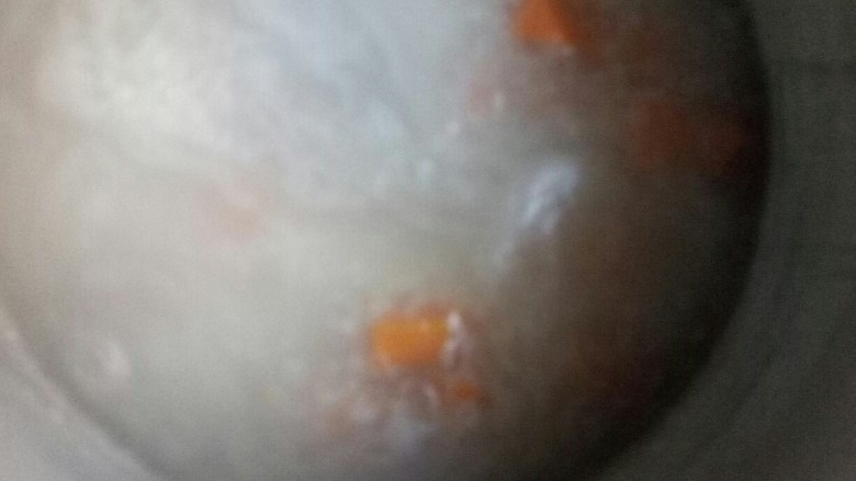 红薯南瓜粥,粥米煮开花后,放入红薯大火煮。