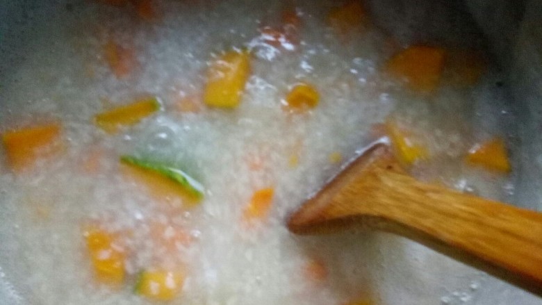 红薯南瓜粥,搅动粥,受热均匀。