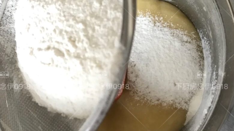 传统老式桃酥~普通面粉新手简单,面粉过筛加入蛋黄糊中