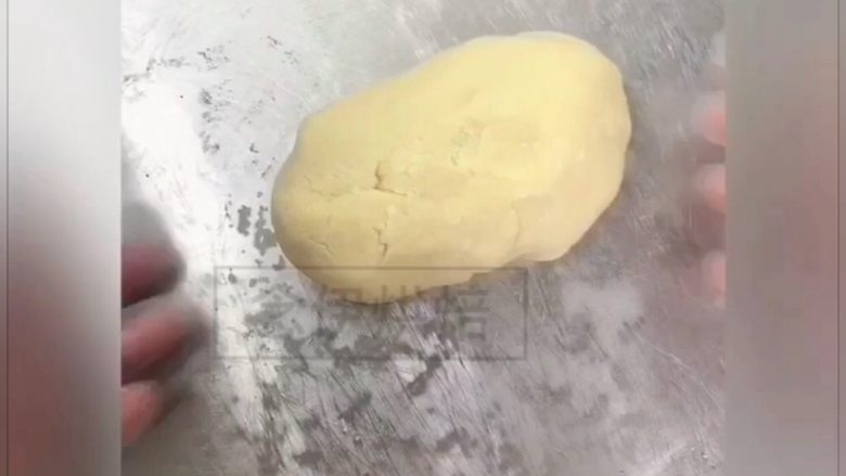 传统老式桃酥~普通面粉新手简单,这是全部筛入面粉后用手按压折叠后的光滑面团