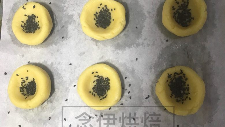 传统老式桃酥~普通面粉新手简单,然后分成大小相同的面团,按成图片的样子放上<a style='color:red;display:inline-block;' href='/shicai/ 668'>黑芝麻</a>,放入预热好的烤箱,160度20分钟