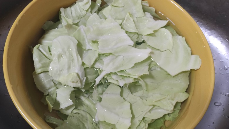 包菜炒粉丝,<a style='color:red;display:inline-block;' href='/shicai/ 3511'>包菜</a>用手撕成小块,清洗干净。