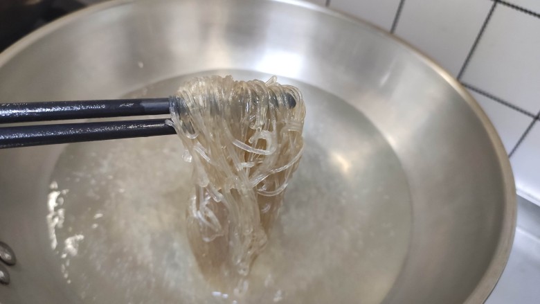 包菜炒粉丝,锅中加入适量水,主治沸腾加入粉丝,把粉丝煮熟