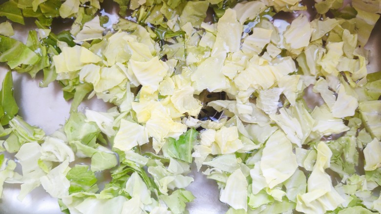 糖醋包菜,包菜用手撕碎,清水内浸泡片刻