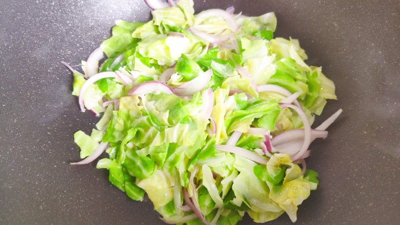 糖醋包菜,翻炒至包菜稍稍变软,体积变小