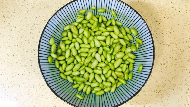 毛豆炒肉丝,毛豆去皮,洗净
