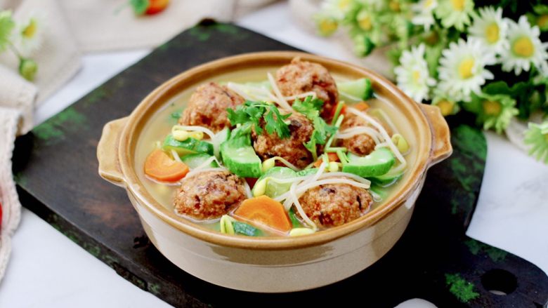 黄瓜豆芽炖丸子,喜欢的集美们赶紧行动起来吧~