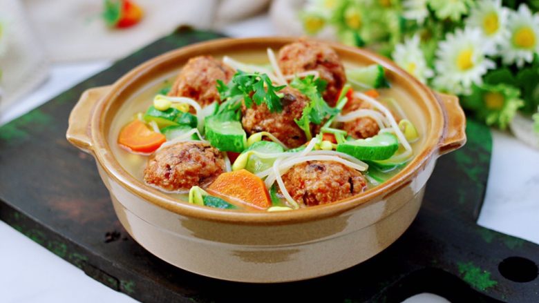 黄瓜豆芽炖丸子,低脂低卡,多吃也不长肉肉。