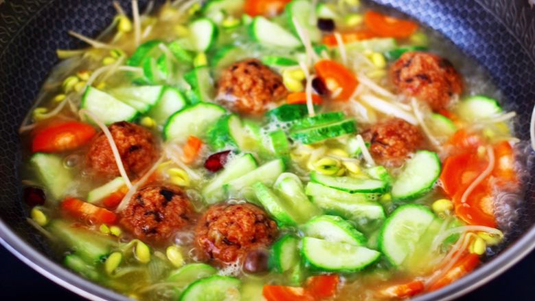 黄瓜豆芽炖丸子,大火烧开后,炖煮10分钟,加入黄瓜片继续炖煮至变色。