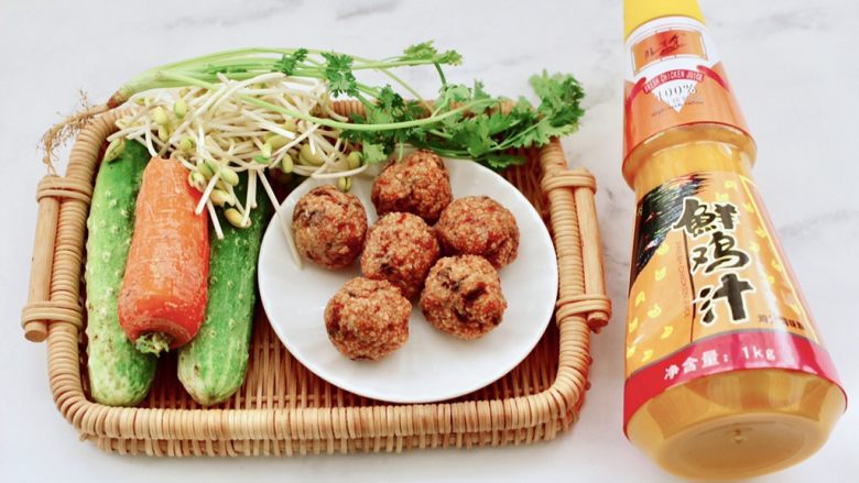 黄瓜豆芽炖丸子,首先备齐所有的食材,丸子是自制的,没有可以用其它丸子来代替。