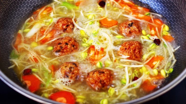 黄瓜豆芽炖丸子,大火煮沸后,加入鸡肉丸子。