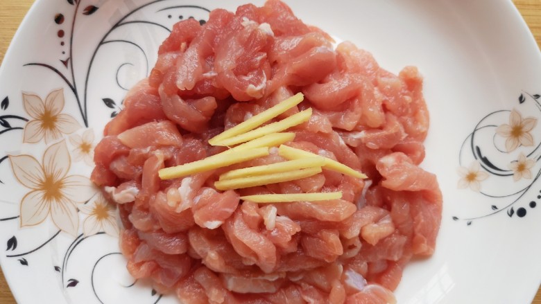 毛豆炒肉丝,<a style='color:red;display:inline-block;' href='/shicai/ 2800'>生姜</a>切成丝,加入肉丝里。
