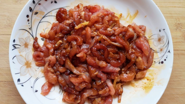 毛豆炒肉丝,放一点点盐将肉丝抓至发粘,再加入<a style='color:red;display:inline-block;' href='/shicai/ 762'>老抽</a>和少许食用油搅拌均匀,腌制10分钟左右。