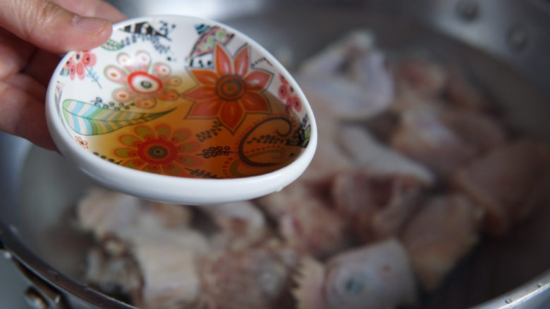 新疆大盘鸡,冷水入锅加入<a style='color:red;display:inline-block;' href='/shicai/ 899'>花雕酒</a>,焯烫。